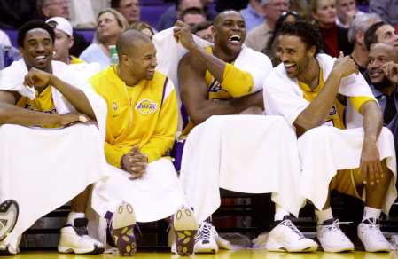lakers celebrate victory over timberwolves
